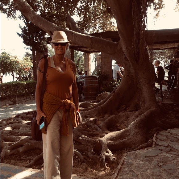 PRICED TO SELL...MANY ITEMS PURCHASED IN EUROPE. - Picture 5 of 5